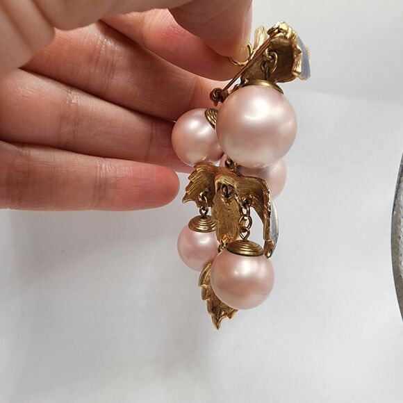 Vtg Rare LISA SCHALLERT Large Pink Faux Pearl Nouveau Grapes Articulated Brooch - Picture 3 of 7